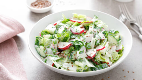 Καλοκαιρινή Σαλάτα με Μαρούλι και Γιαούρτι