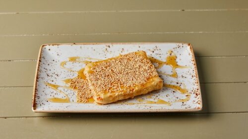 Φέτα τηγανιτή με μέλι και σουσάμι