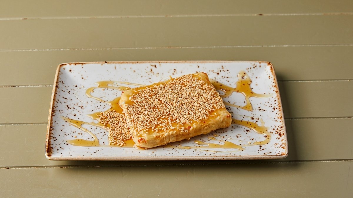 Φέτα τηγανιτή με μέλι και σουσάμι