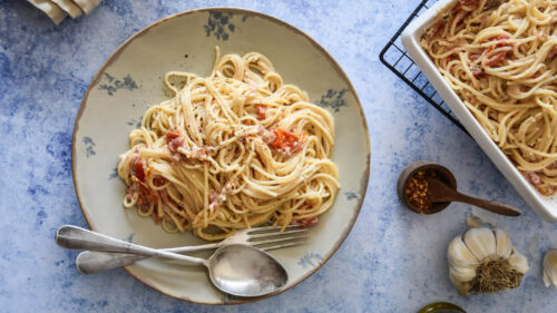 Μακαρονάδα με Ψητή Φέτα και Ντοματίνια